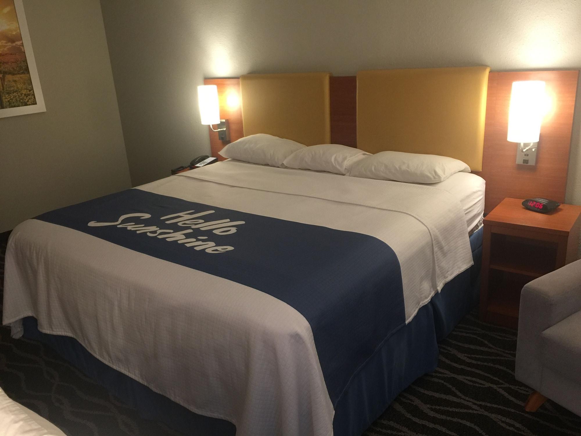 Days Inn & Suites By Wyndham Cincinnati North Springdale Esterno foto