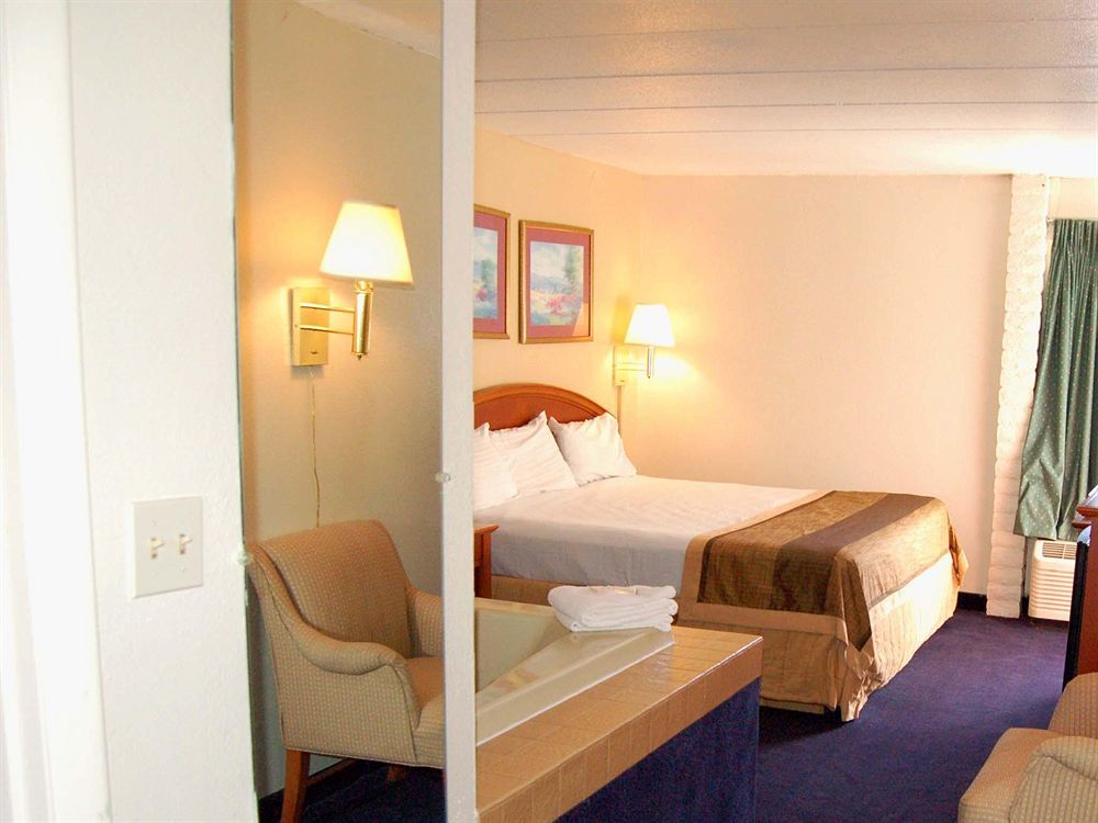 Days Inn & Suites By Wyndham Cincinnati North Springdale Esterno foto