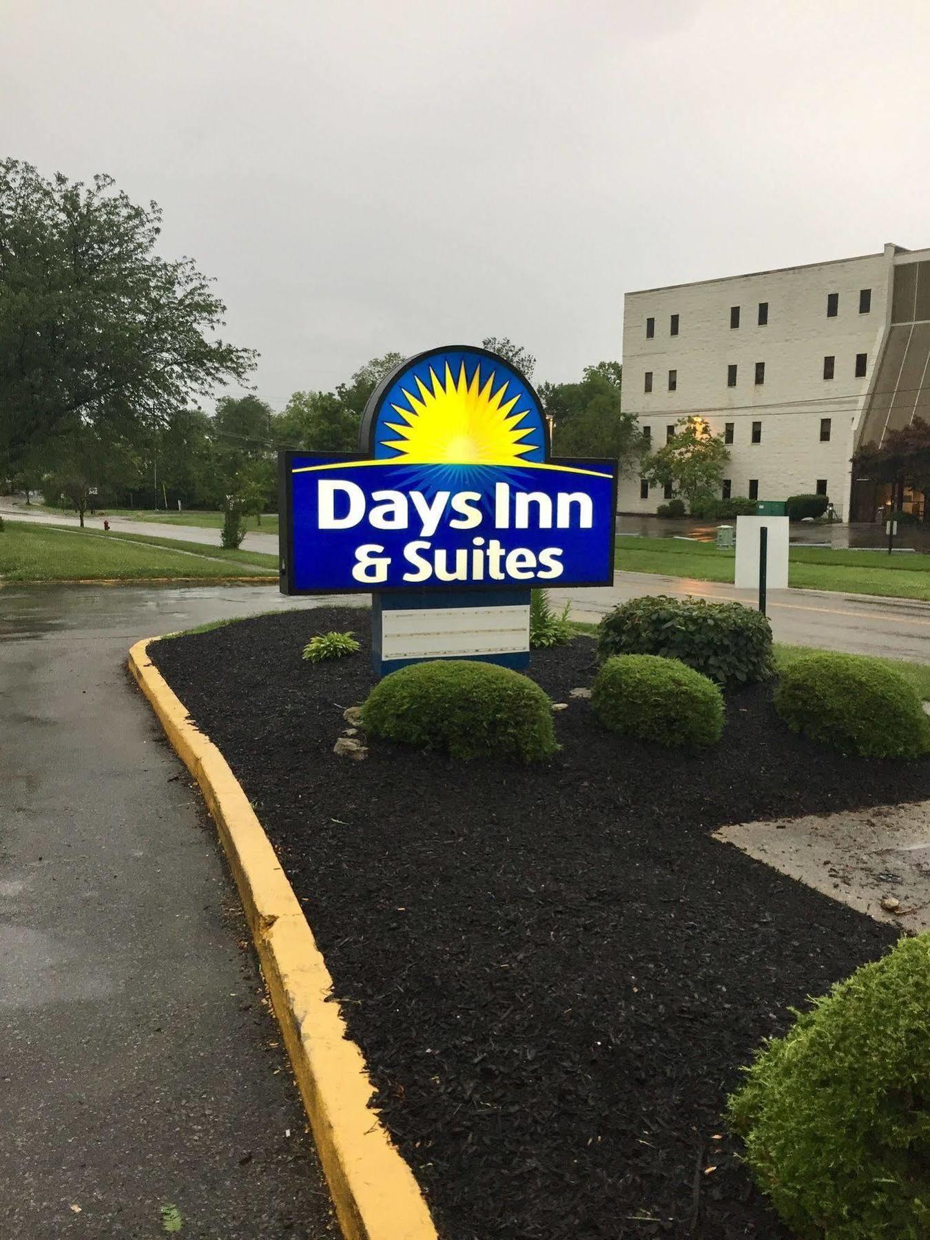 Days Inn & Suites By Wyndham Cincinnati North Springdale Esterno foto
